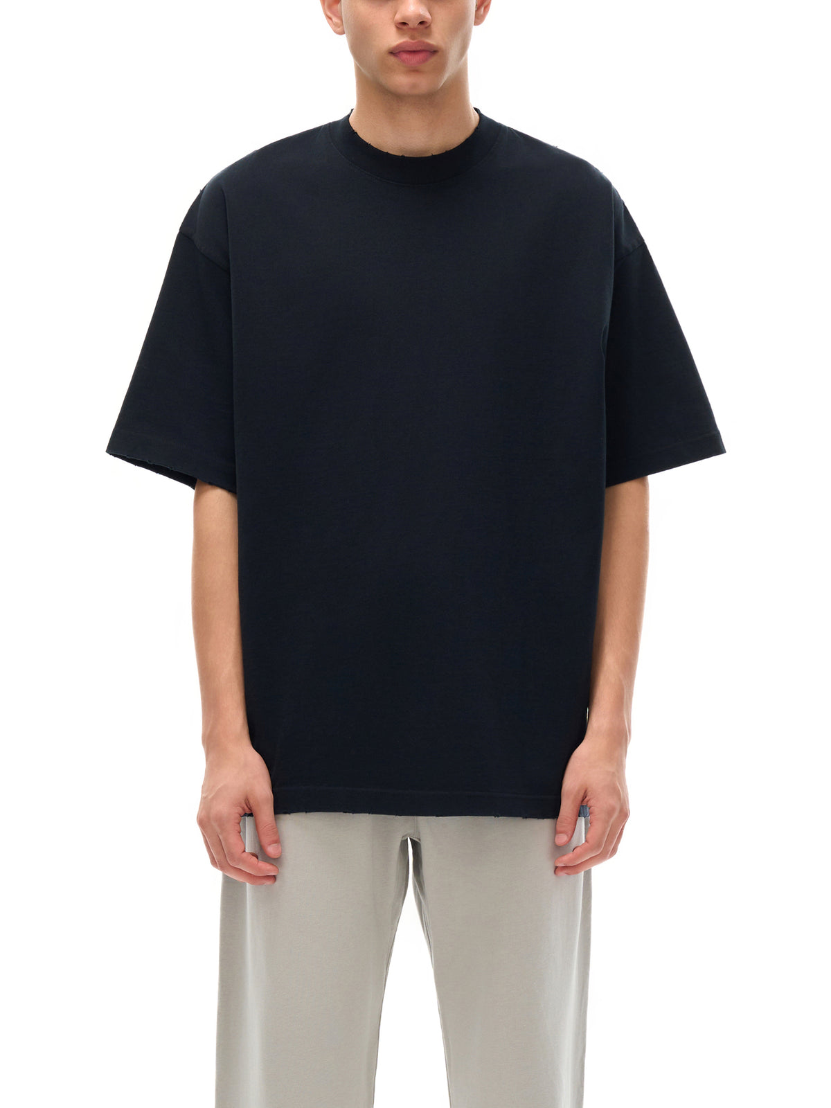 Unisex heavyweight hand-frayed T-shirt in Black – front model view