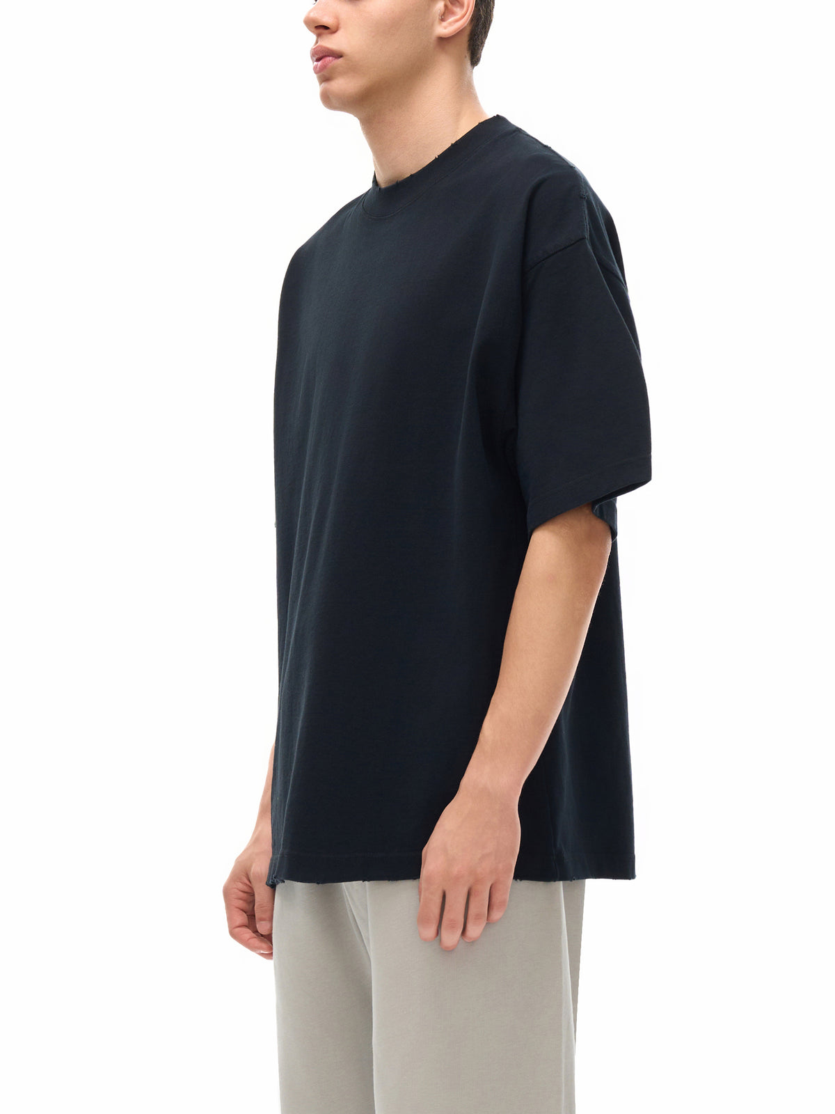 Unisex heavyweight hand-frayed T-shirt in Black – side model view