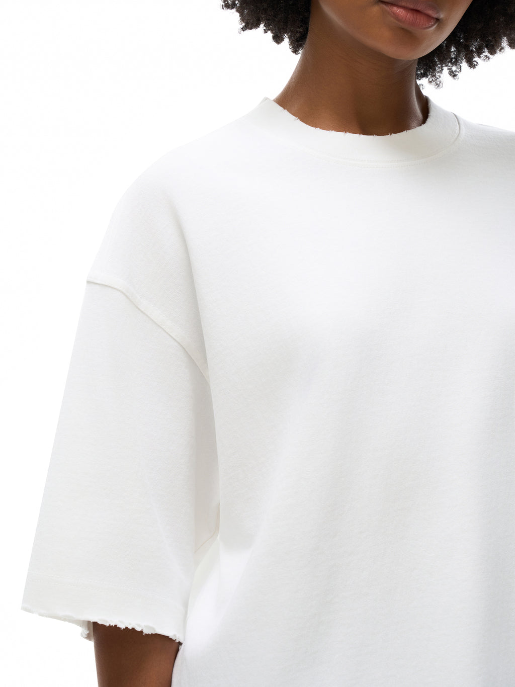 Unisex heavyweight hand-frayed T-shirt in White – upper body fit detail